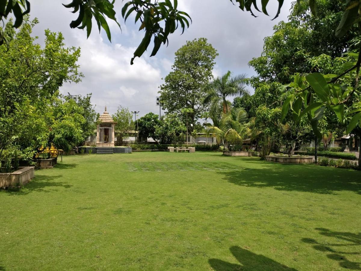 Pushp Vatika Resort & Lawns Нави Мумбаи Экстерьер фото