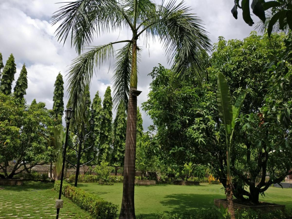 Pushp Vatika Resort & Lawns Нави Мумбаи Экстерьер фото