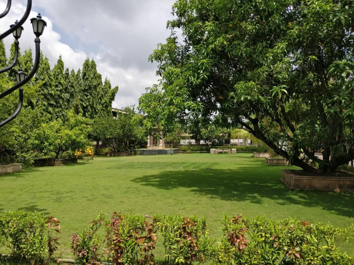 Pushp Vatika Resort & Lawns Нави Мумбаи Экстерьер фото
